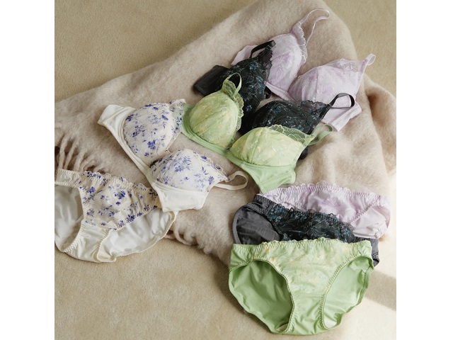 AMO'S STYLE by Triumph